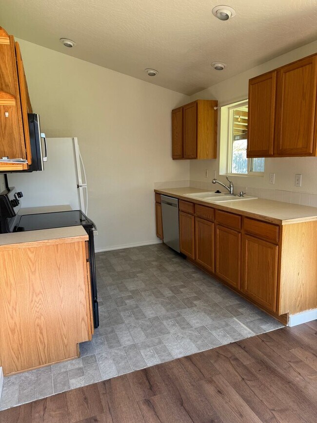 Building Photo - 692 N 1st St