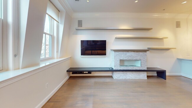 Building Photo - Top Floor Logan Circle Two Bedroom Apartme...