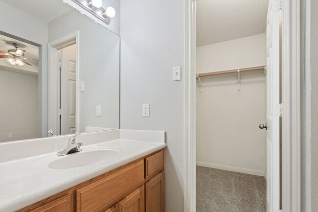 Building Photo - 10316 Hyacinth Ln