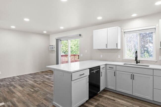 Building Photo - Post Falls ID Multi-Level Home for Rent