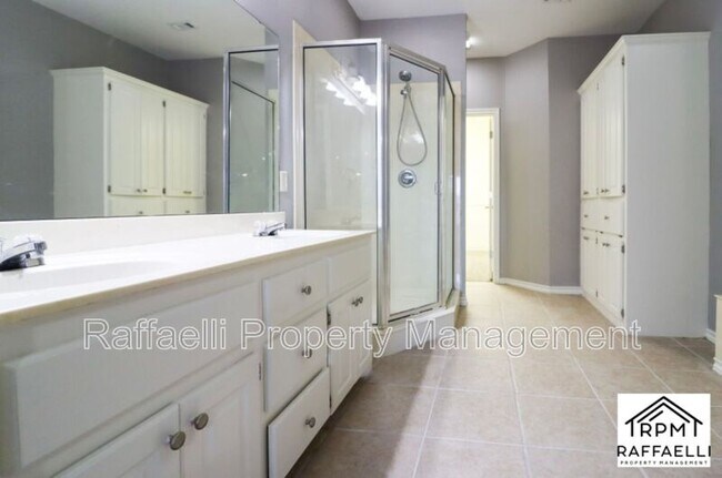 Building Photo - 6 Fernwood Dr