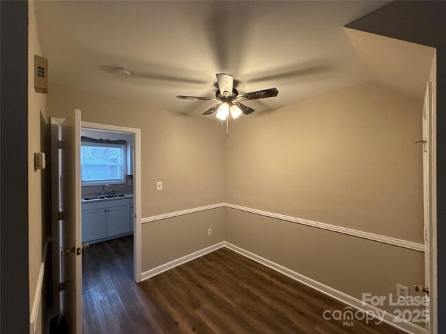 Building Photo - 1613 N Sharon Amity Rd