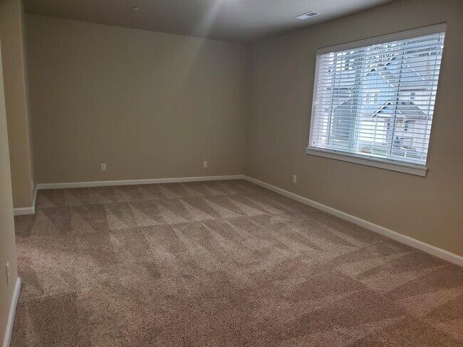 Building Photo - 1502 Onyx St SE