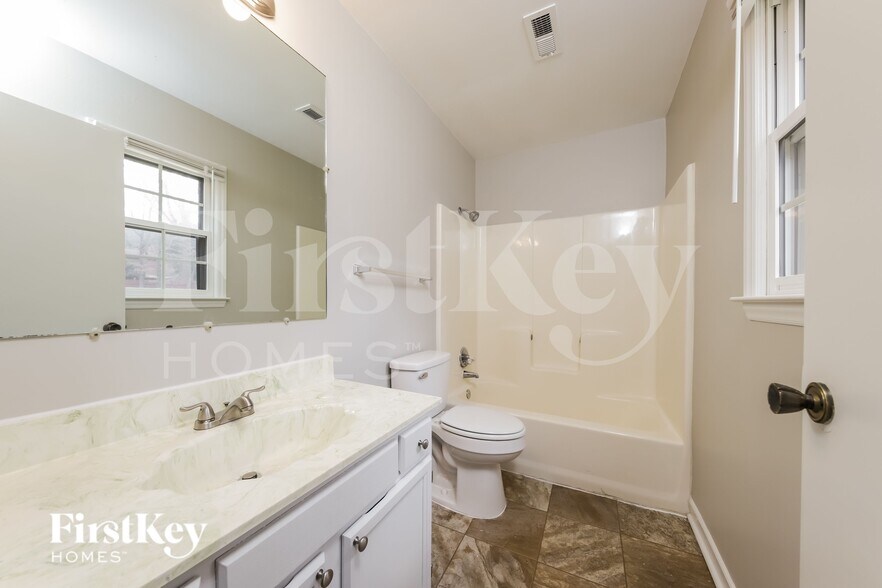 Building Photo - 2016 Claxton Dr SW