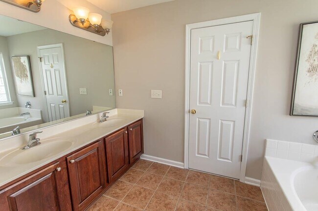 Building Photo - 384 Esher Ct