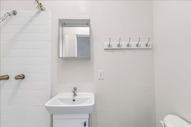 Building Photo - Upstairs Large 3 bedroom apartment in Ardsley Park