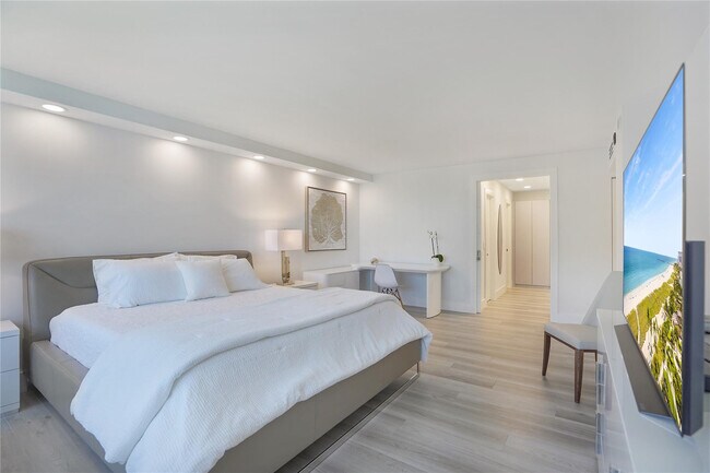 Building Photo - 5100 N Ocean Blvd