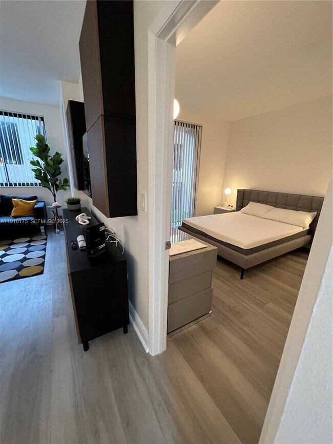 Building Photo - 540 Brickell Key Dr