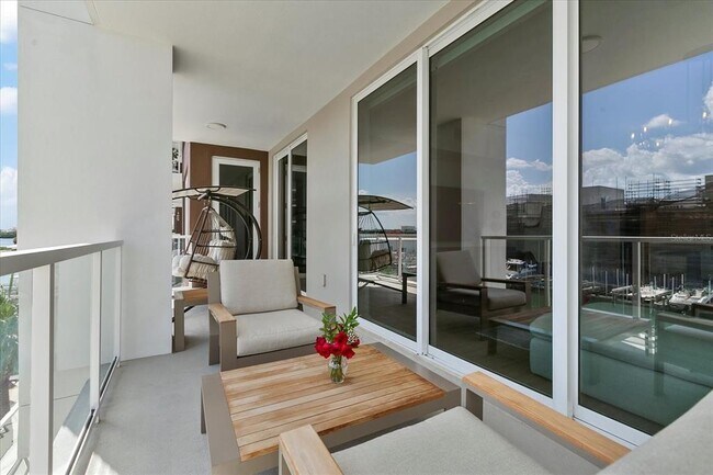 Building Photo - 920 N Osceola Ave