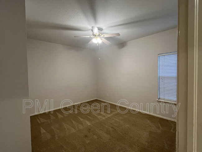 Building Photo - 305 N Aster Pl