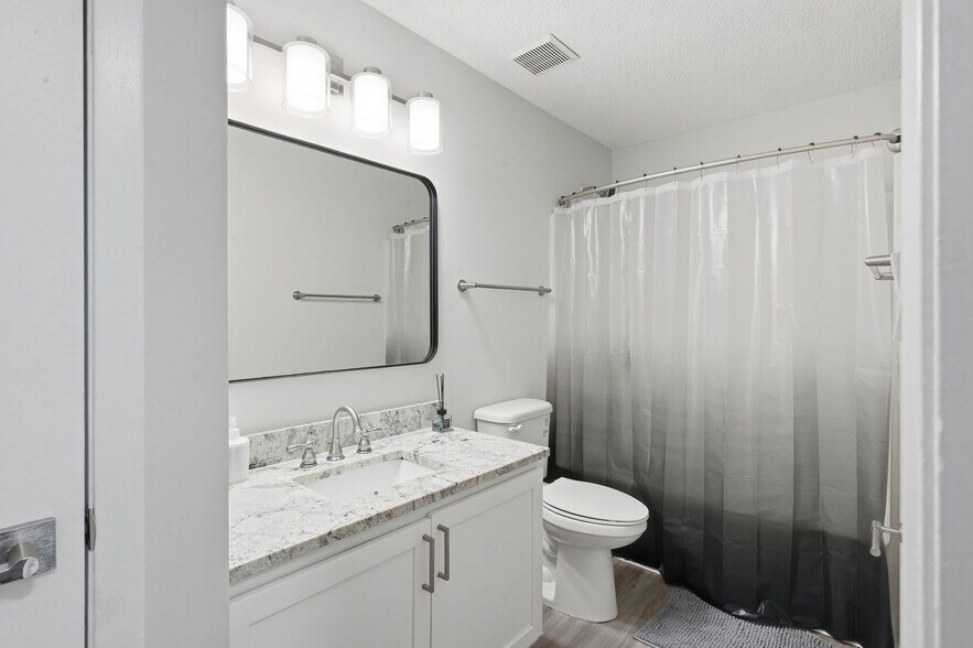 Building Photo - 2103 Deercross Dr