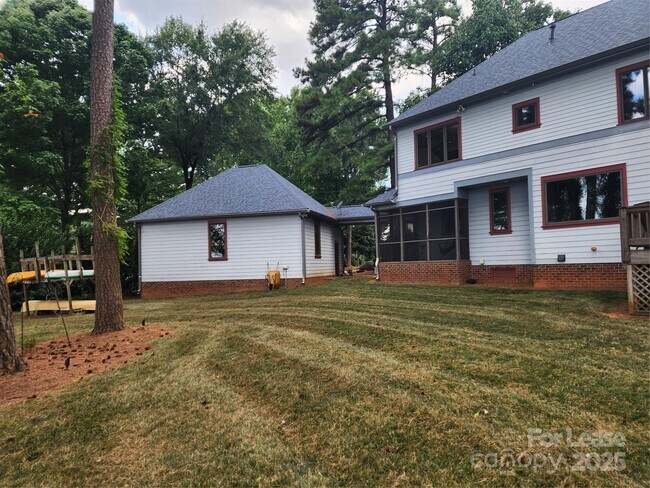Building Photo - 16946 Belle Isle Dr