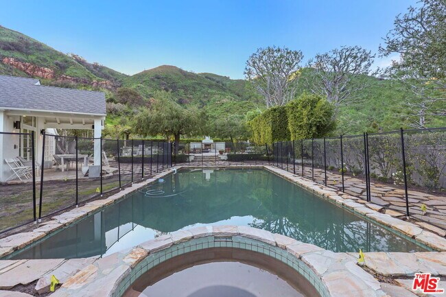 Building Photo - 17620 Camino De Yatasto