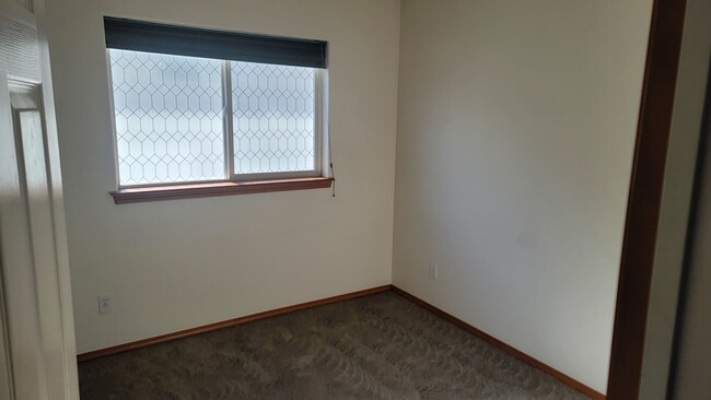 Building Photo - 3 Bedroom 2 Bath Home In North Spokane