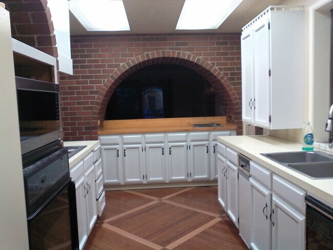 Building Photo - Large Shop Perfect for a home based business, plus 136 feet of waterfront.