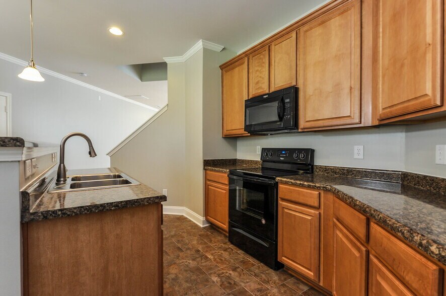 Building Photo - 130 Norwich Dr