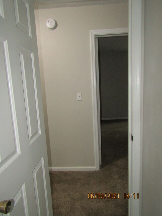 Building Photo - 17 Colonial Way