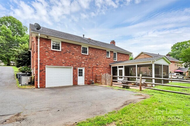 Building Photo - 6908 Lancer Dr