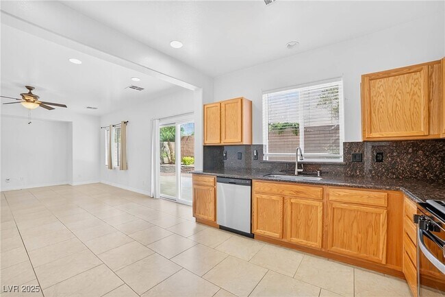 Building Photo - 2872 Strathallan Ave
