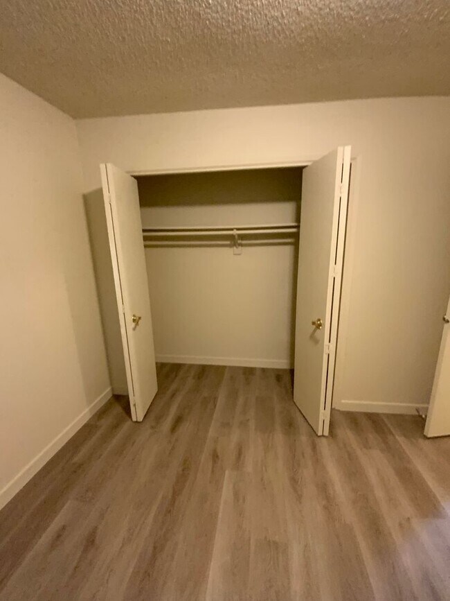 Building Photo - Cozy 2 Bed/1.5 Bath Condo Hazel Dell Area!