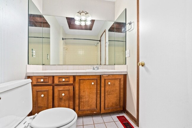 Building Photo - 4Bed/2Bath Available!