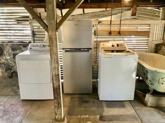 Building Photo - Punchbowl area Single family 3/1.5/1 car carport