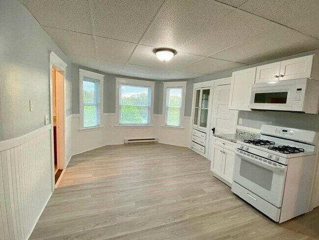 Building Photo - 308 Pleasant St