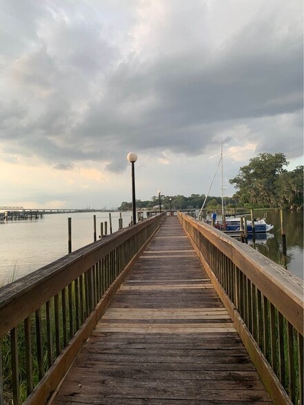 Dock on community property - 5201 ATLANTIC Blvd