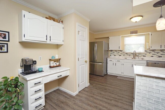 Building Photo - 6275 Hummingbird Dr