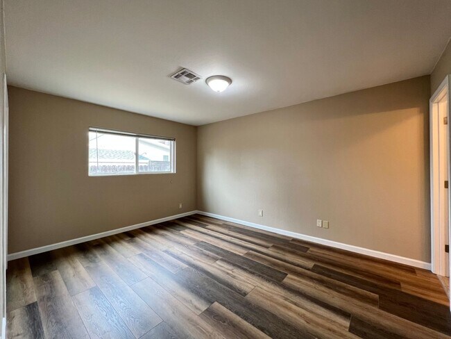 Building Photo - TENTATIVELY RENTED 3 Bedroom 2 Bathroom Na...