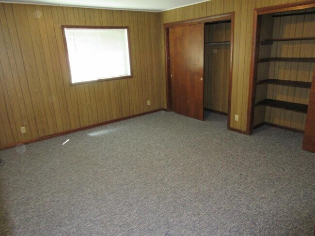 Building Photo - 1630 Lloyd Ln