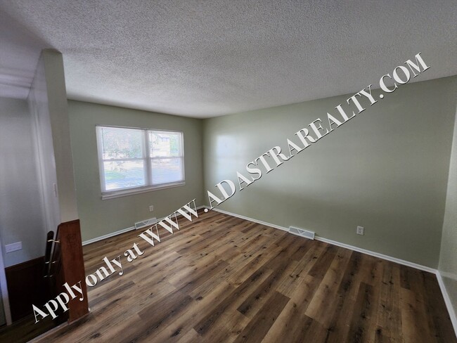 Building Photo - Nice Updated 2 Bed 1.5 Bath Duplex in Basehor-Available in MAY!!