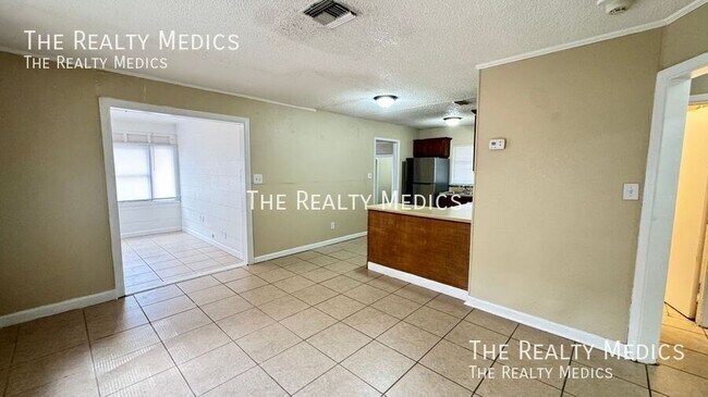 Building Photo - 1100 Santa Anita St
