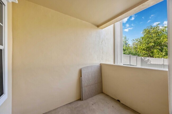 Building Photo - Spacious 1/1 unit available now for annual rent