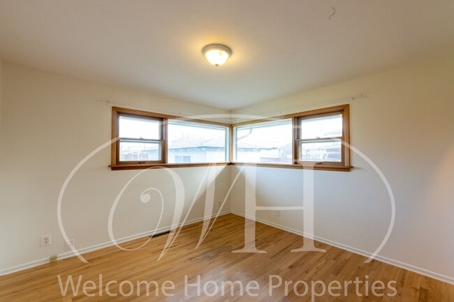 Building Photo - Spacious 5 Bedroom Home with Fenced Yard & Covered Parking