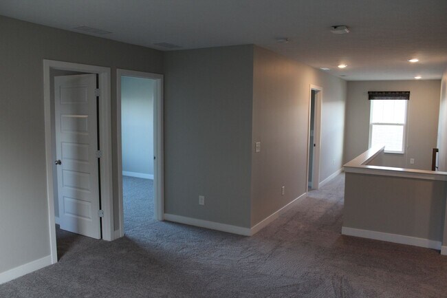 Building Photo - Spacious Move In Ready 5 BR in Avon!