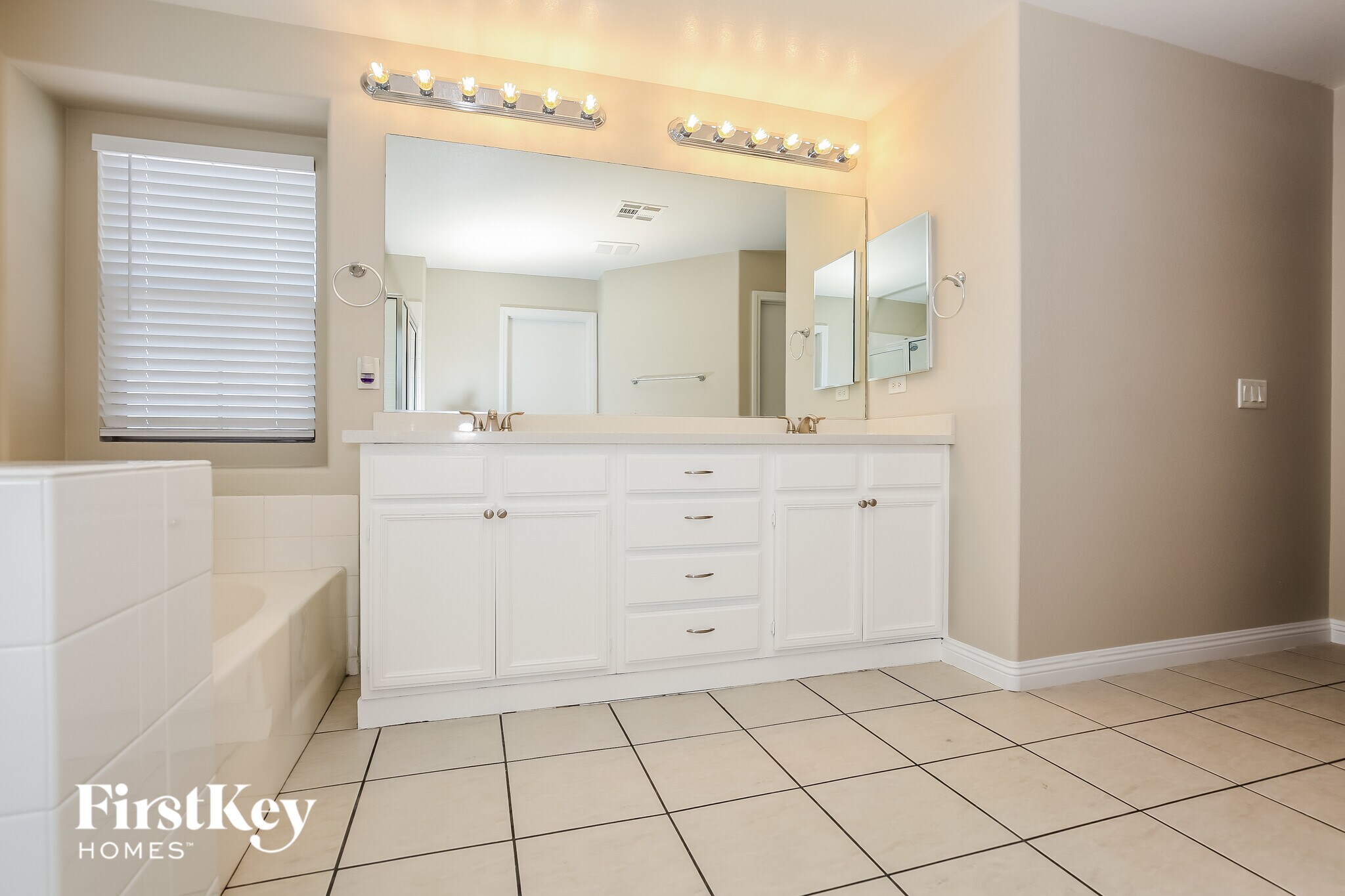 Building Photo - 1828 W Hammer Ln