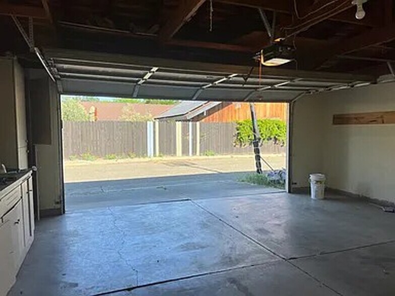 Building Photo - 1417 Lake Blvd