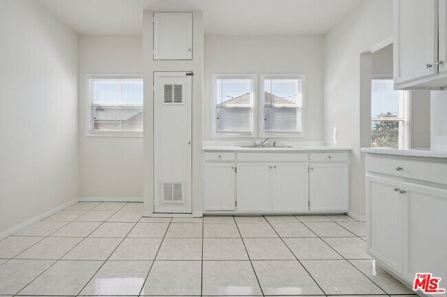 Building Photo - 1464 3/8-1464 W 35th Pl