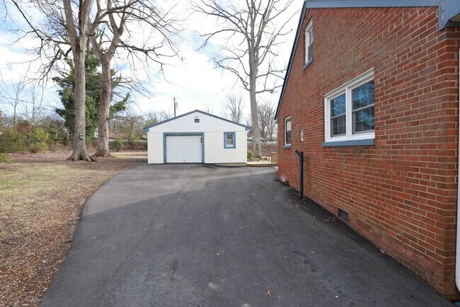 Building Photo - Spacious Brick Rancher in the heart of Tuckahoe in Westend!