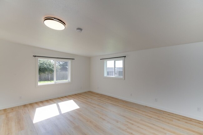 Building Photo - **Comfortable Oak Harbor Rambler Available...