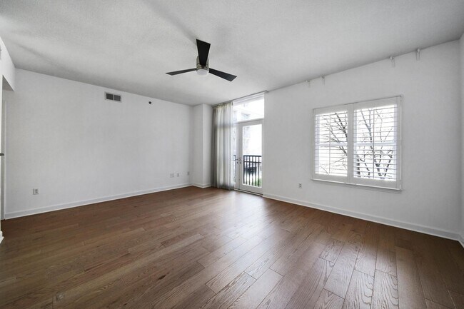 Building Photo - Beautiful 2 Bed 2 Bath Condo in Dilworth!
