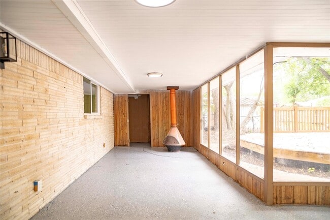 Building Photo - 9214 Woodland Oaks Dr