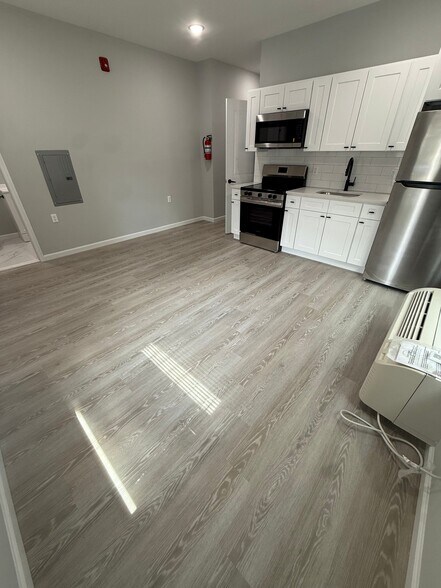 Building Photo - 456 Ellison St