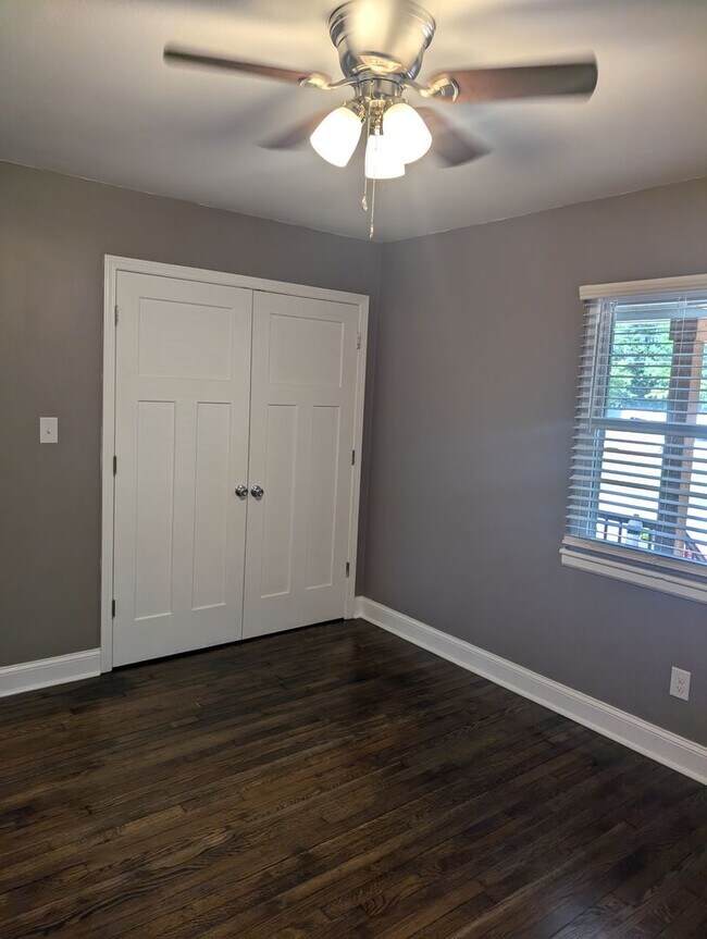Building Photo - Two bedroom duplex, newly renovated