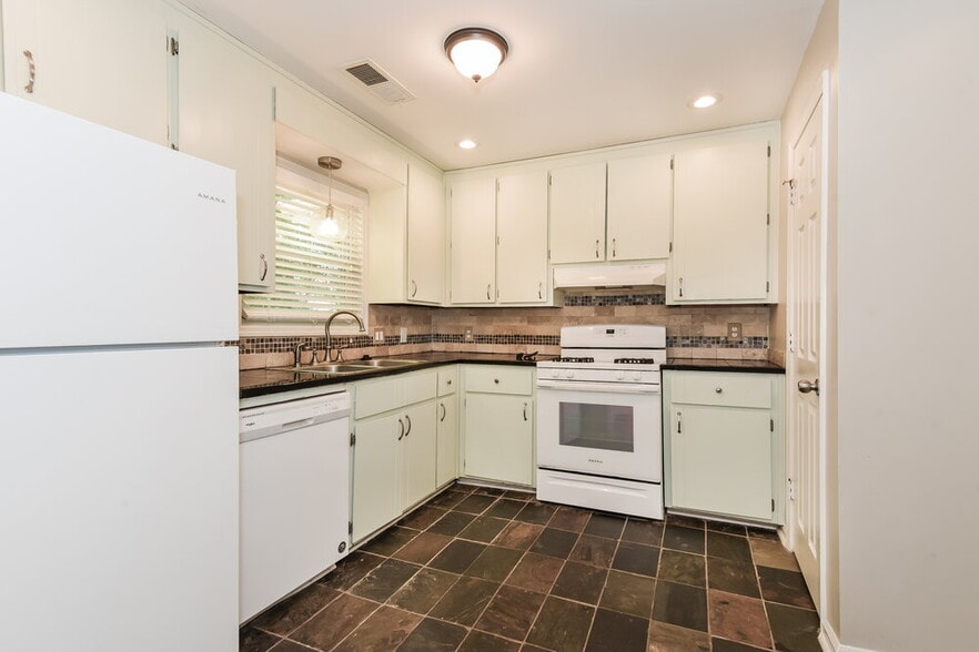 Building Photo - 153 Drury Ln