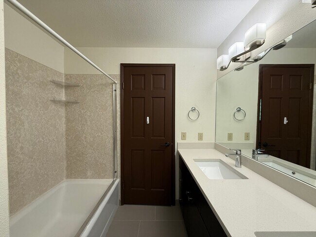 Building Photo - 3 Bed 2.5 Bath in the Heart of Bellevue