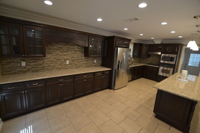 Building Photo - Must See!  Beautifully remodeled 3 bedroom, 2 bath home in Park Forest - Oakcrest Subdv