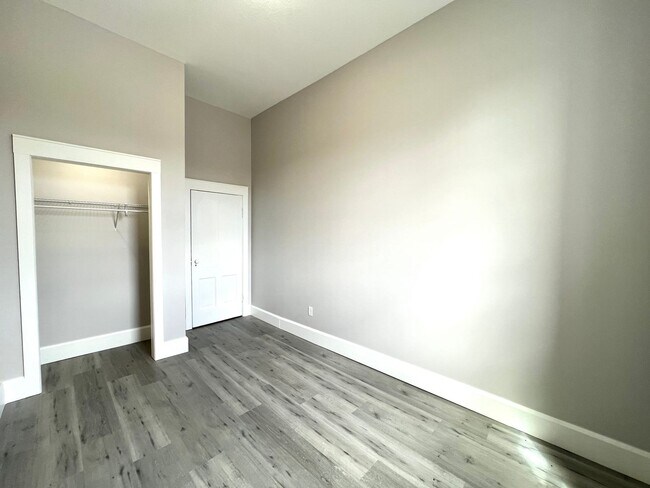 Building Photo - 2 Bedroom/1 Bathroom Unit in Delavan!
