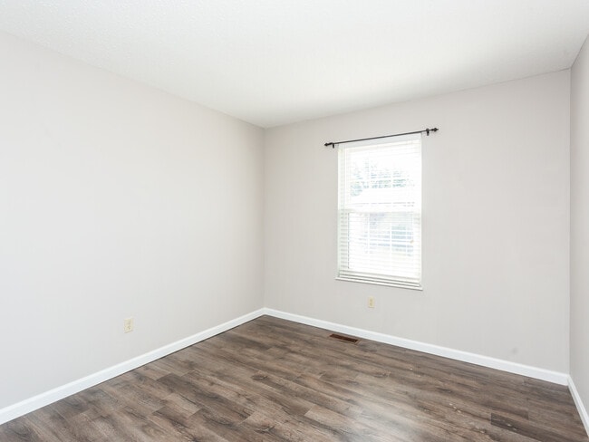 Building Photo - 743 Eaglebrooke Dr